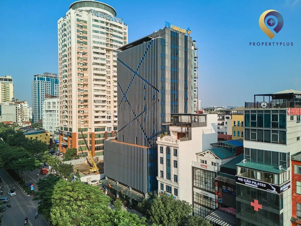 Tòa nhà SISC Tower nhìn từ phía sau, nổi bật giữa các tòa nhà cao tầng.